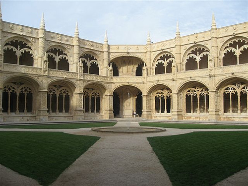 Cloisters of Mosteiro dos Jer forming a terrific angle for photoshoot