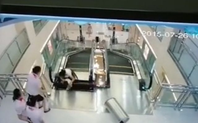 mom save child from an escalator and lost her life 